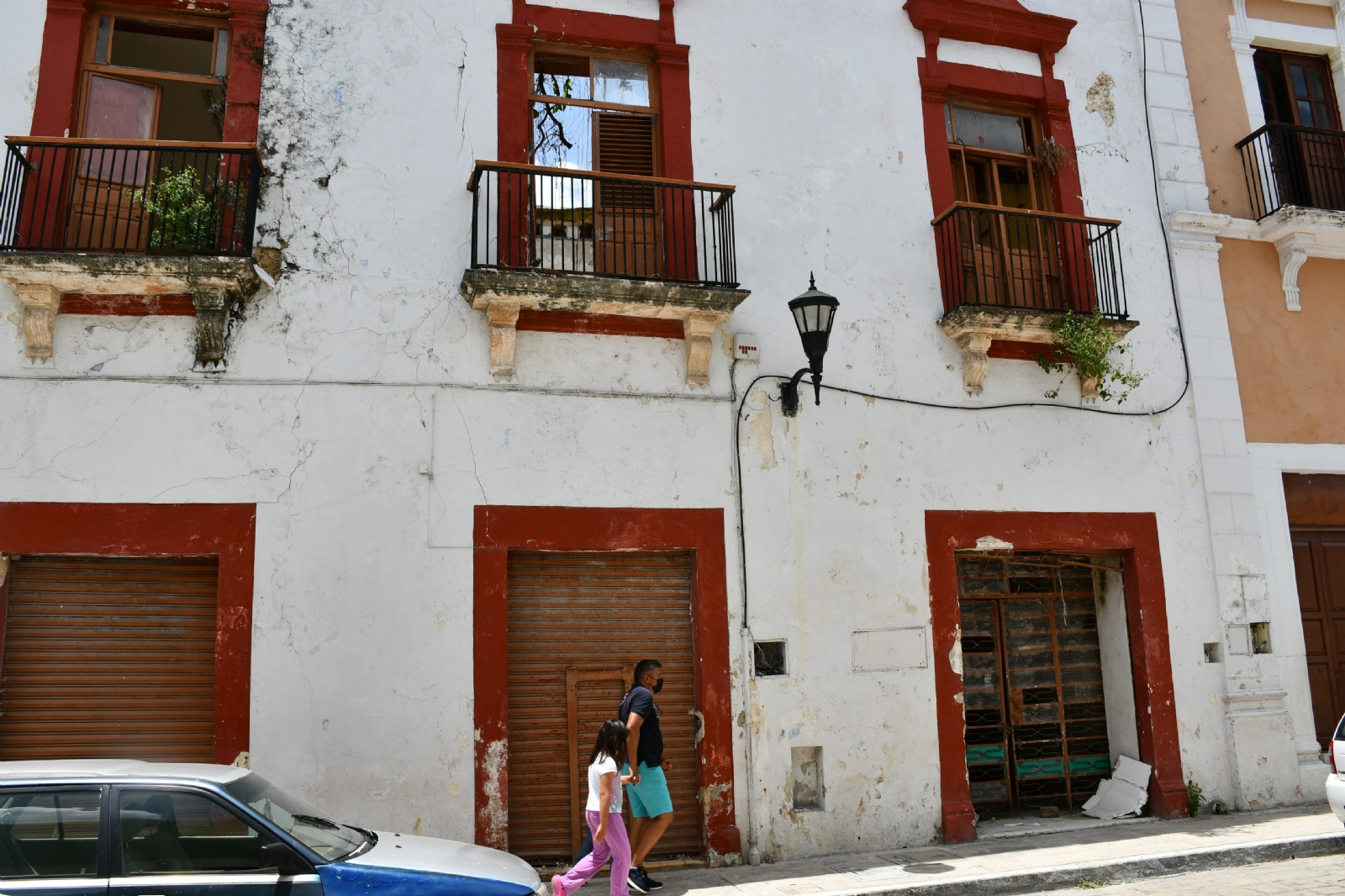 Hace unos días una fracción considerable de fachada cayó drásticamente en la vía pública, lo que causó asombro y temor entre los ciudadanos que pasaban