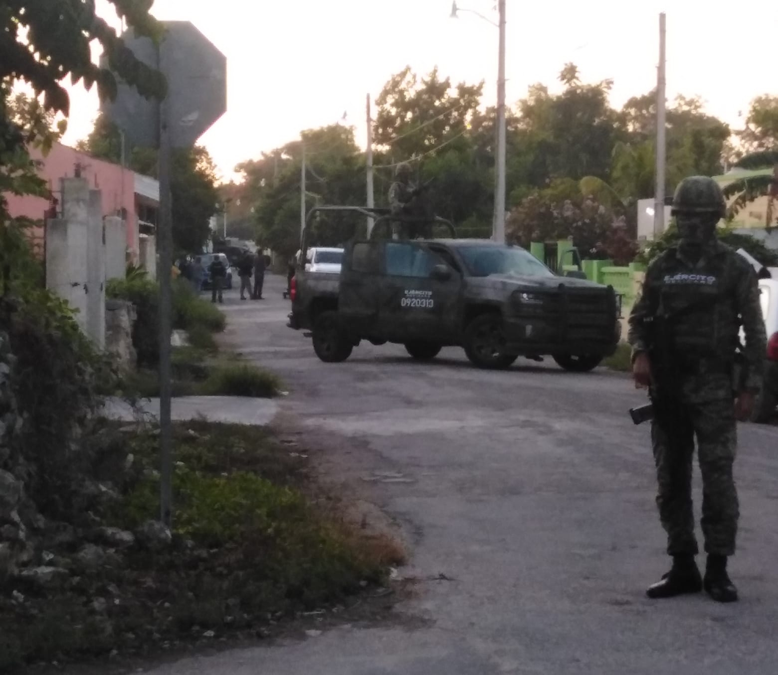 La Fuerzas Militares cerraron las calles cercanas a la vivienda que fue cateada en Buctzotz, para mantener el sitio seguro de algún ataque armado La Fuerzas Militares cerraron las calles cercanas a la vivienda que fue cateada en Buctzotz, para mantener el sitio seguro de algún ataque armado