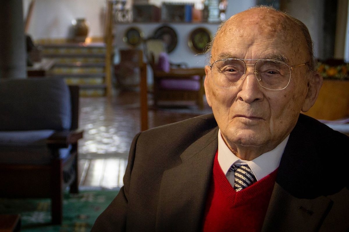 Amigos y familiares del ex presidente acudieron a la funeraria, donde acompañarán los restos de Luis Echeverría.