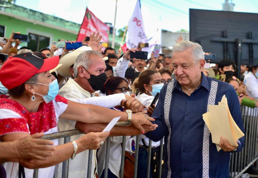AMLO afirmó que en el Gobierno federal no trabajan ocho, sino 16 horas diarias. AMLO afirmó que en el Gobierno federal no trabajan ocho, sino 16 horas diarias.