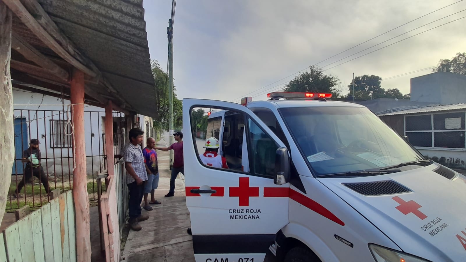 Vecinos se dieron cuenta de la situación por lo que pidieron apoyo a la Cruz Roja Vecinos se dieron cuenta de la situación por lo que pidieron apoyo a la Cruz Roja