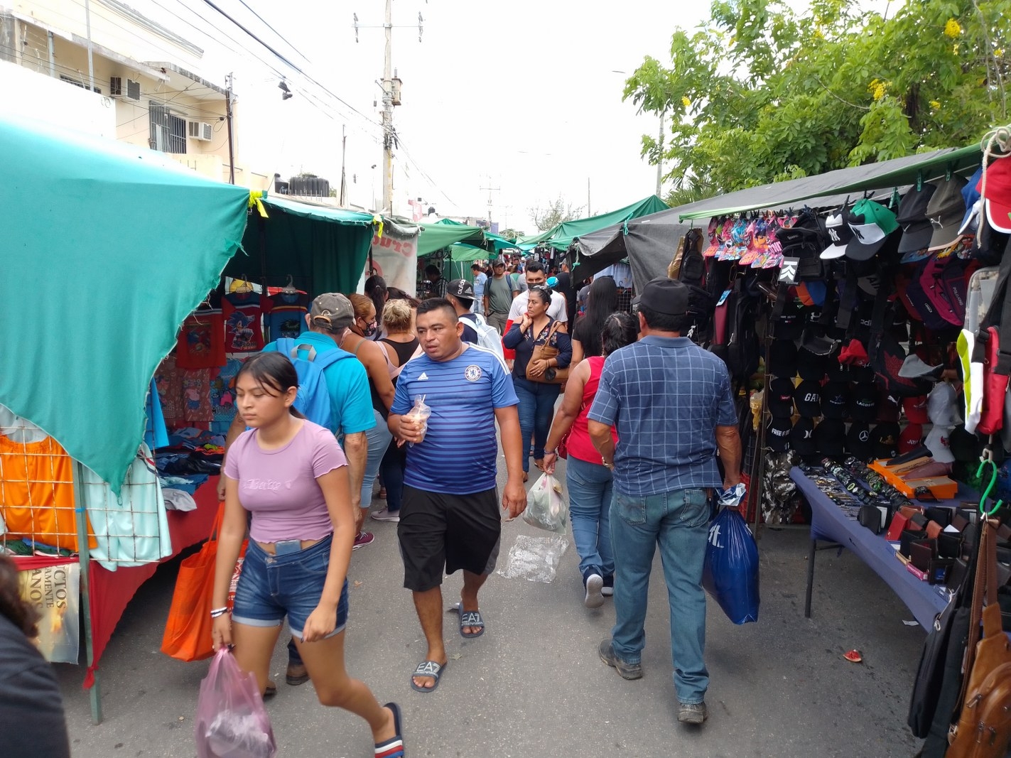 Algunos vecinos que acudieron al tianguis de la Región 100 de Cancún indicaron tener poca información sobre la viruela del mono