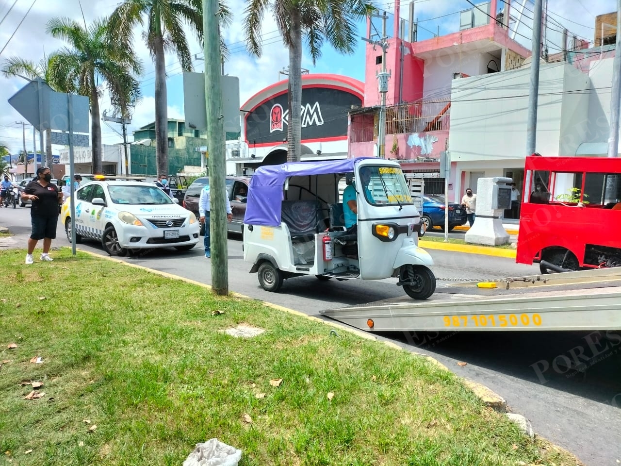 La unidad de mototaxi en Cozumel fue subida a una grúa y llevada hacia el corralón del Imoveqroo de la isla La unidad de mototaxi en Cozumel fue subida a una grúa y llevada hacia el corralón del Imoveqroo de la isla