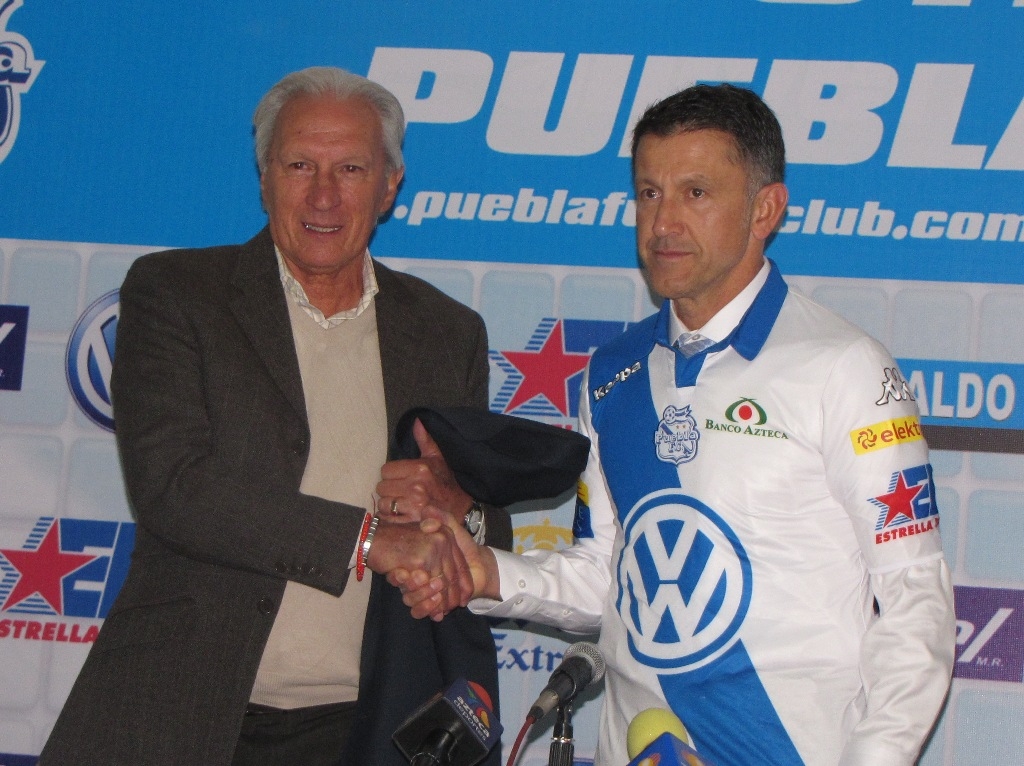 Hugo Fernández (izquierda) fue entrenador del Club Puebla en tres periodos distintos, y que ahora, esta escuadra lo despide con agradecimientos