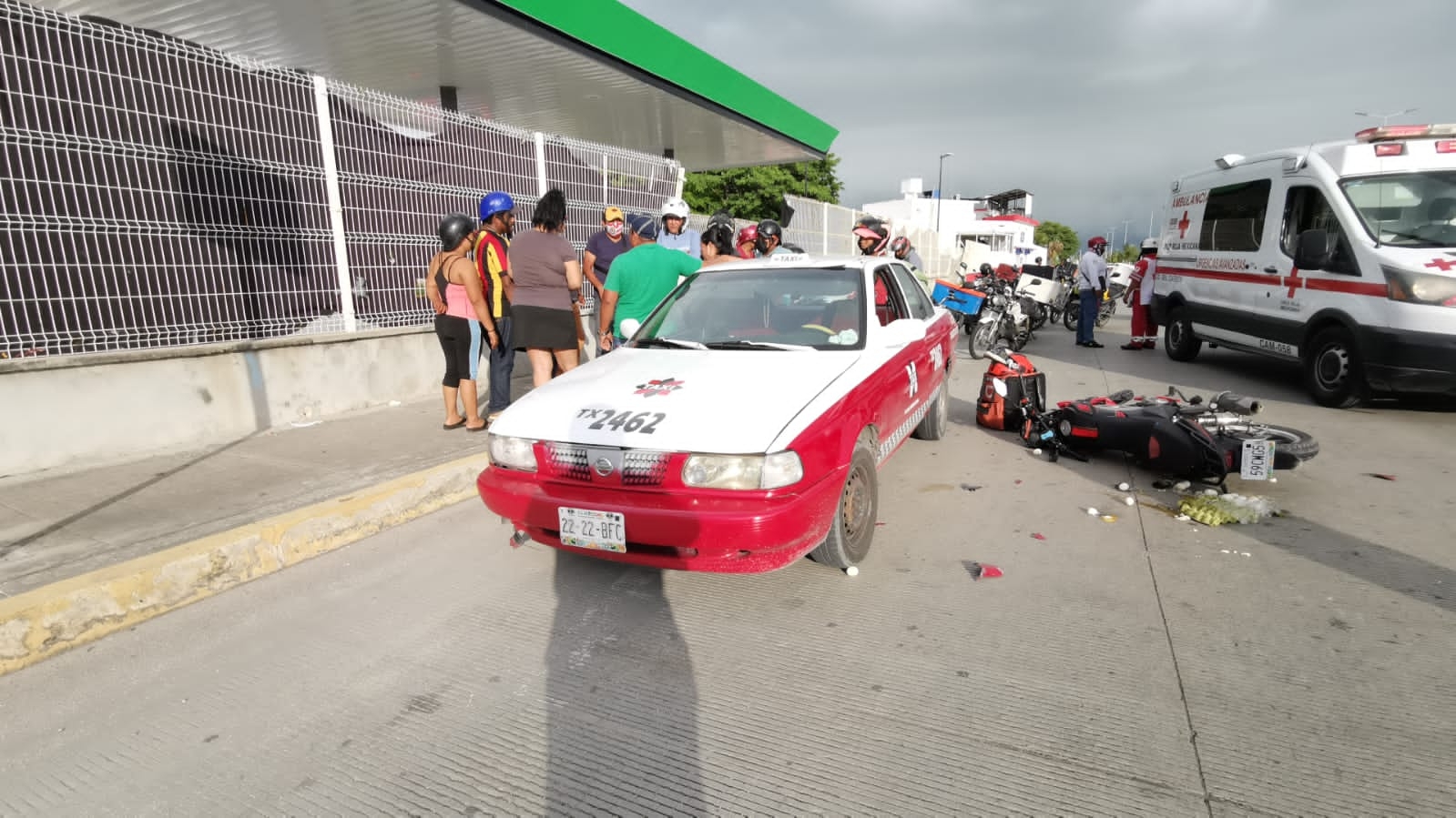 La motocicleta se impactó por alcance con el taxi; testigos aseguran que el joven iba viendo su celular antes del choque. Foto: Ricardo Jiménez La motocicleta se impactó por alcance con el taxi; testigos aseguran que el joven iba viendo su celular antes del choque. Foto: Ricardo Jiménez