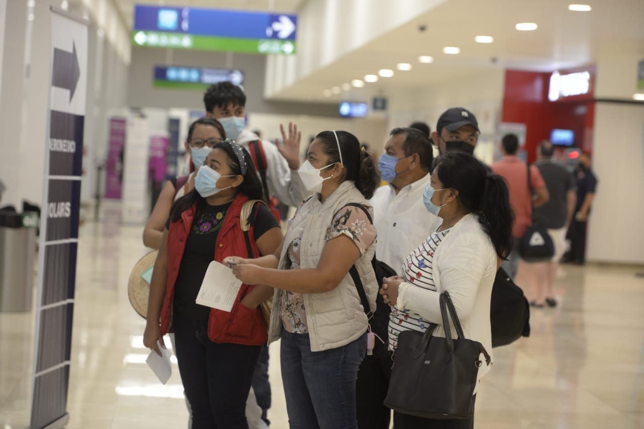 A partir de las 11:00 hasta las 16:00 horas llegan y salen el 831 y 833 de Aeroméxico