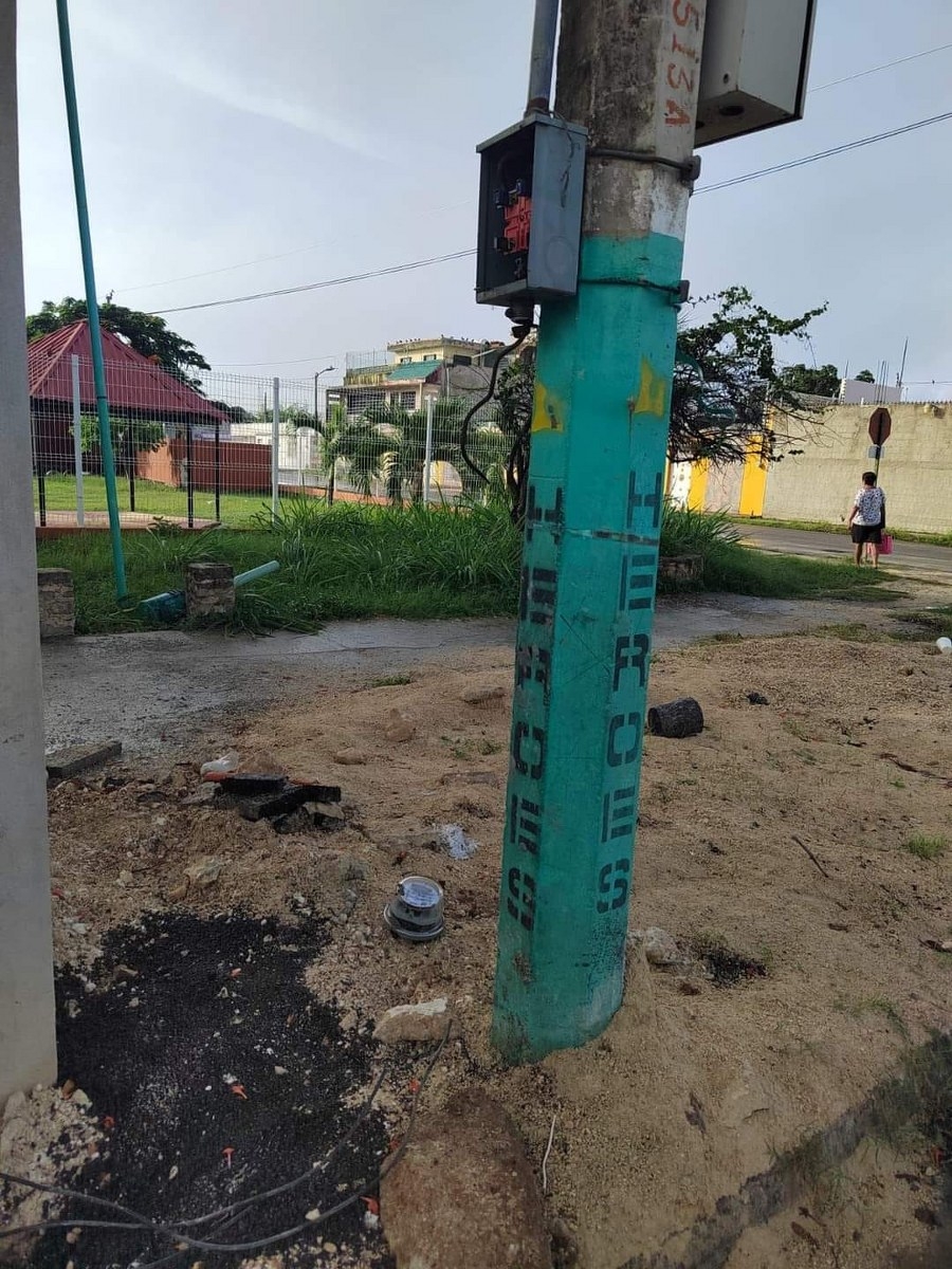 La infraestructura eléctrica de las luminarias de la avenida Héroes en Chetumal fueron sustraídas por amantes de lo ajeno, causando problemas de visibilidad en la vía La infraestructura eléctrica de las luminarias de la avenida Héroes en Chetumal fueron sustraídas por amantes de lo ajeno, causando problemas de visibilidad en la vía