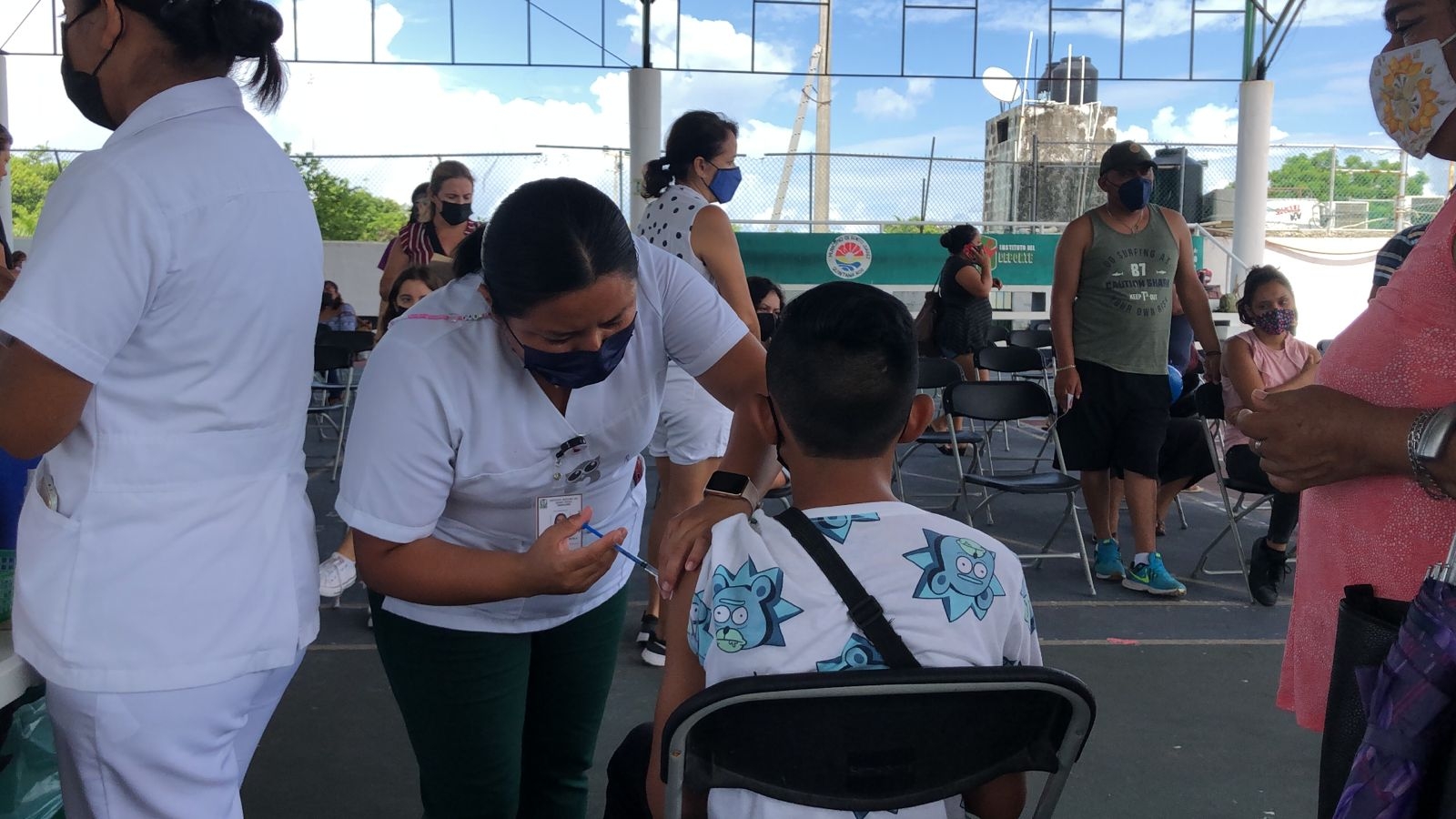 La vacunación de menores en la Unidad Deportiva Jacinto Canek en Cancún inició con afluencia moderada La vacunación de menores en la Unidad Deportiva Jacinto Canek en Cancún inició con afluencia moderada