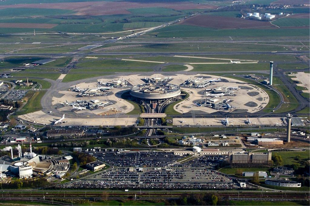 La Policía de Francia reportó que el cuerpo del hombre fue sacado por un área restringida para pasajeros del aeropuerto de París
