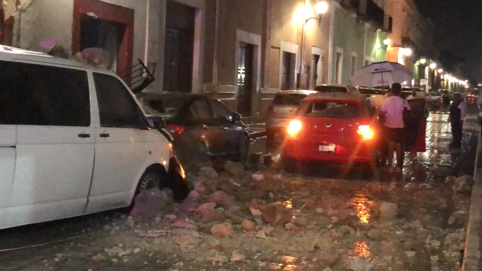 Derrumbe de tienda departamental deja autos dañados y caos vial en Campeche Derrumbe de tienda departamental deja autos dañados y caos vial en Campeche