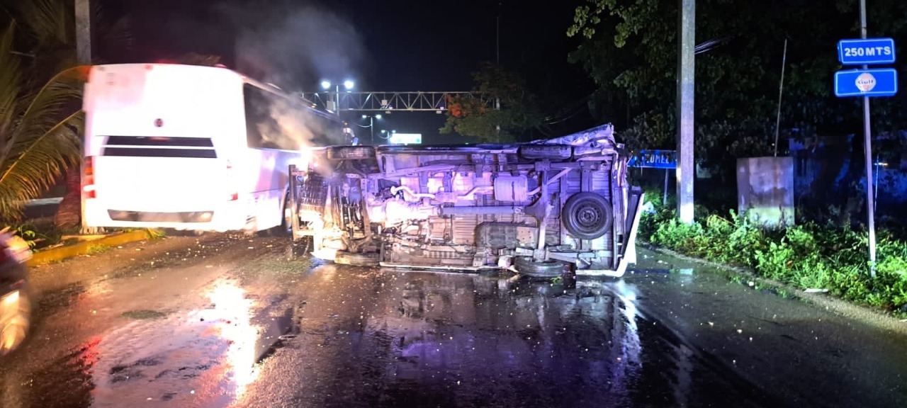 Conductor de una Van de turismo vuelca su unidad antes de salir de Cancún