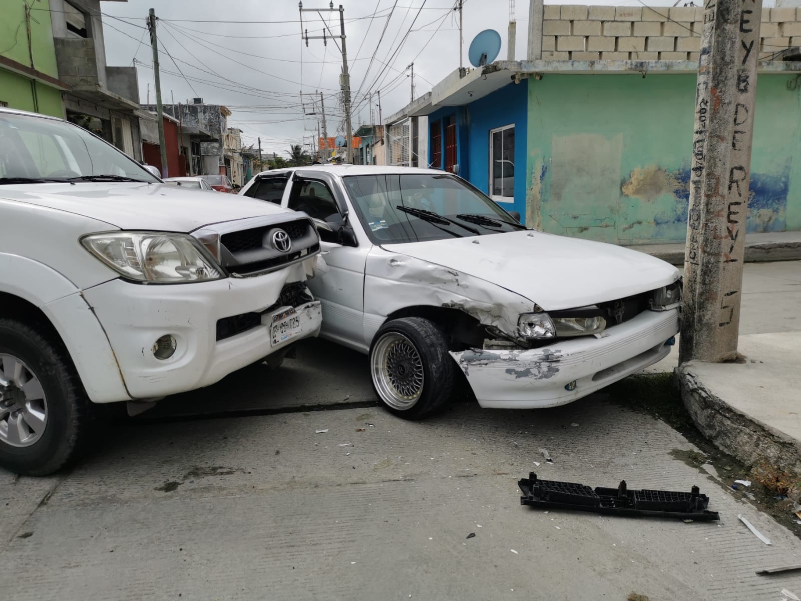 Ambos vehículos resultaron con daños materiales