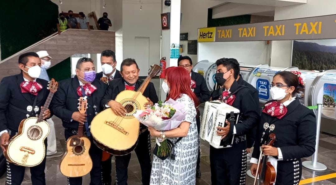 Con mariachi recibieron a Layda Sansores en el aeropuerto de Campeche Con mariachi recibieron a Layda Sansores en el aeropuerto de Campeche