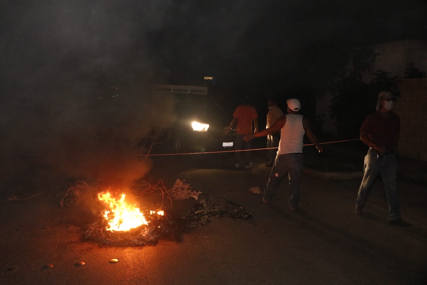 Bloquean vialidad por falta de energía eléctrica en fraccionamiento de Mérida: EN VIVO