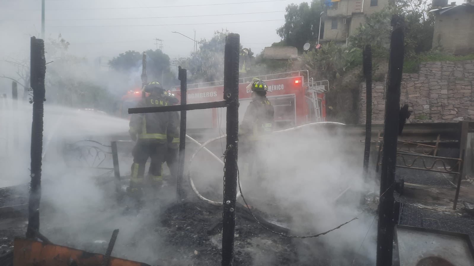 El Incendio en Santa Fe fue causado por la quema de madera en un predio en la zona, por lo que bomberos acudieron al sitio a controlar las llamas