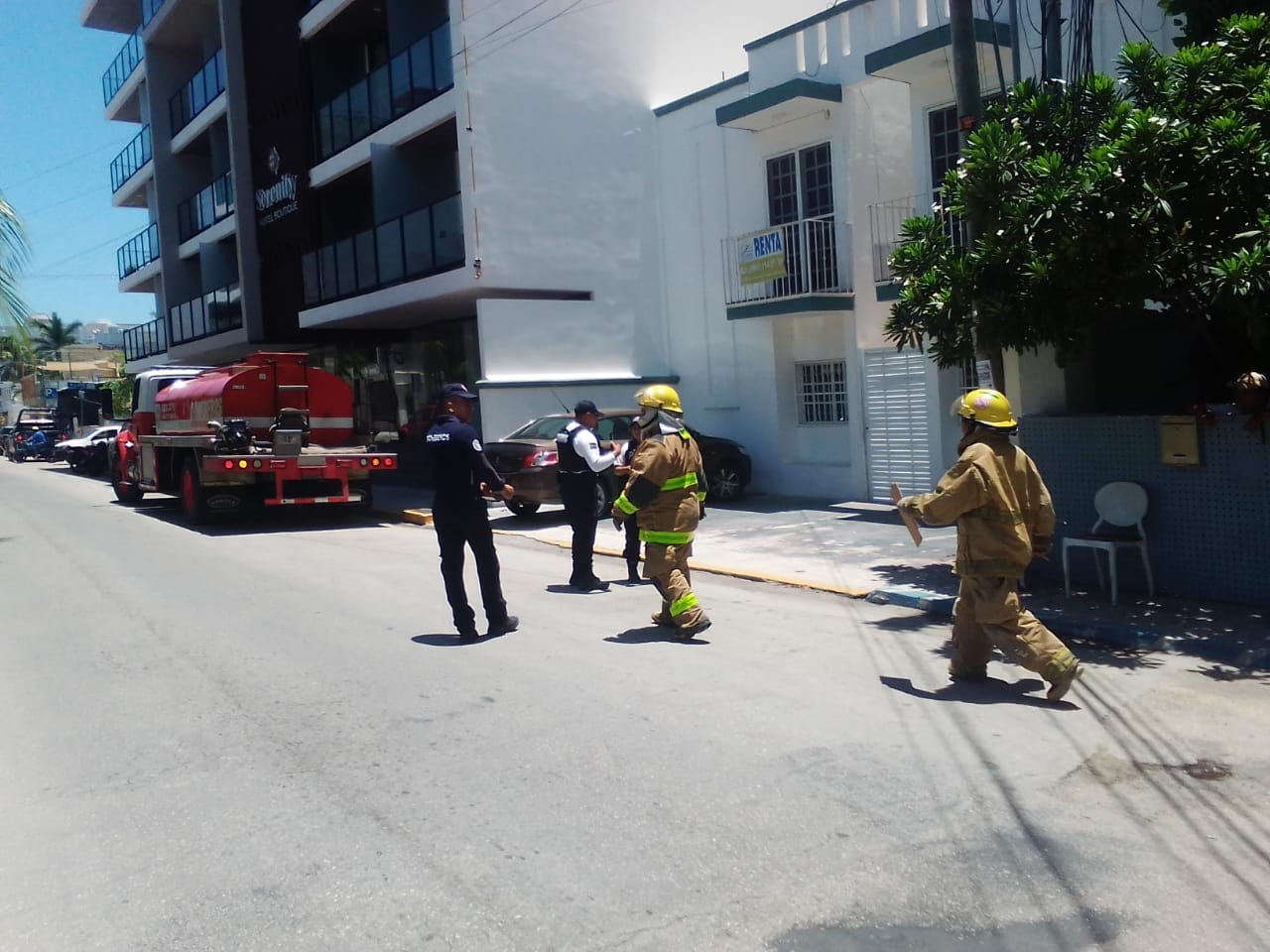 Un carril de la avenida 109 fue cerrada para que los bomberos realizaran sus labores cerca de la Quinta Avenida en Playa del Carmen Un carril de la avenida 109 fue cerrada para que los bomberos realizaran sus labores cerca de la Quinta Avenida en Playa del Carmen