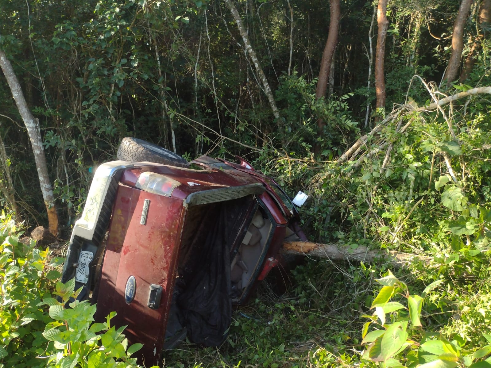 La unidad quedó fuera de la carretera, y los paramédicos conformaron que el conductor había fallecido en el sitio del accidente en Carrillo Puerto La unidad quedó fuera de la carretera, y los paramédicos conformaron que el conductor había fallecido en el sitio del accidente en Carrillo Puerto