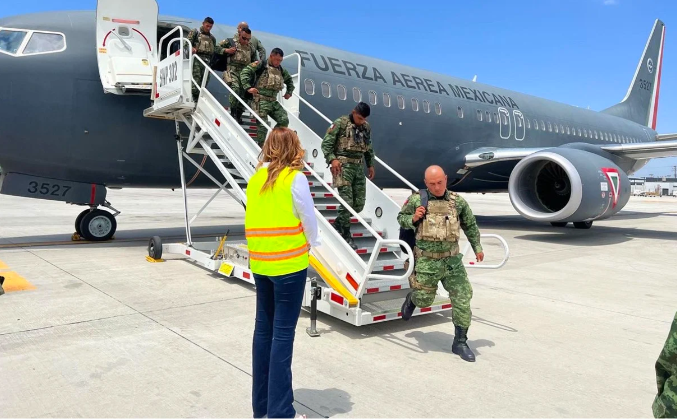 Son alrededor de 300 elementos que arribaron en un avión de la Fuerza Aérea al Aeropuerto Internacional de Tijuana Son alrededor de 300 elementos que arribaron en un avión de la Fuerza Aérea al Aeropuerto Internacional de Tijuana