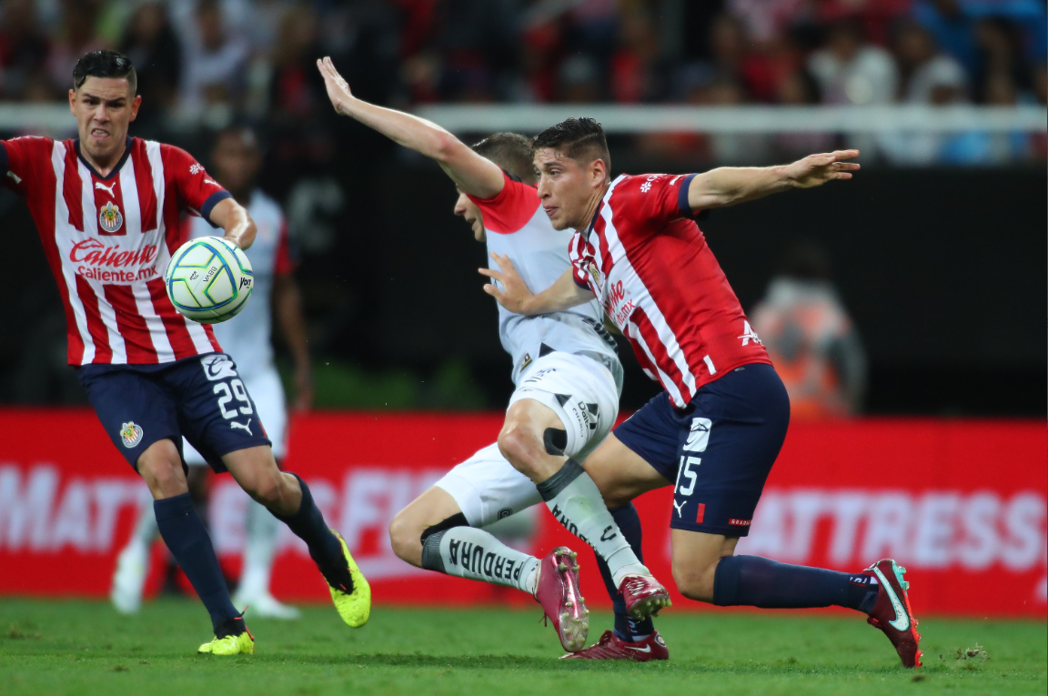 Dos polémicas expulsiones por bando en el primer tiempo estancaron un juego que había inciado con un gol anulado de Brizuela. Dos polémicas expulsiones por bando en el primer tiempo estancaron un juego que había inciado con un gol anulado de Brizuela.