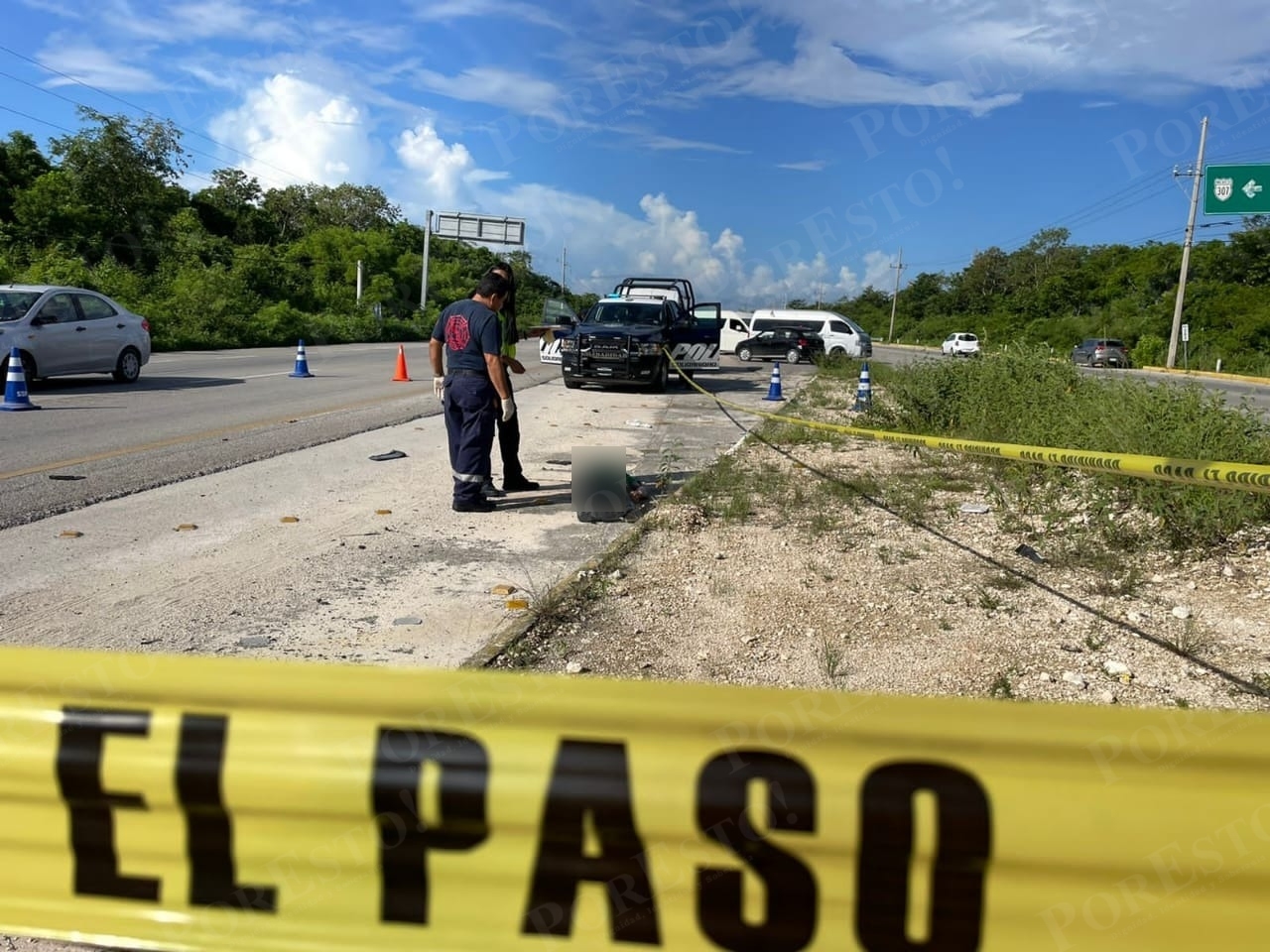 El cuerpo del hombre atropellado permaneció custodiado en la carretera Cancún-Playa del Carmen en espera de Servicios Periciales de la FGE Quintana Roo El cuerpo del hombre atropellado permaneció custodiado en la carretera Cancún-Playa del Carmen en espera de Servicios Periciales de la FGE Quintana Roo