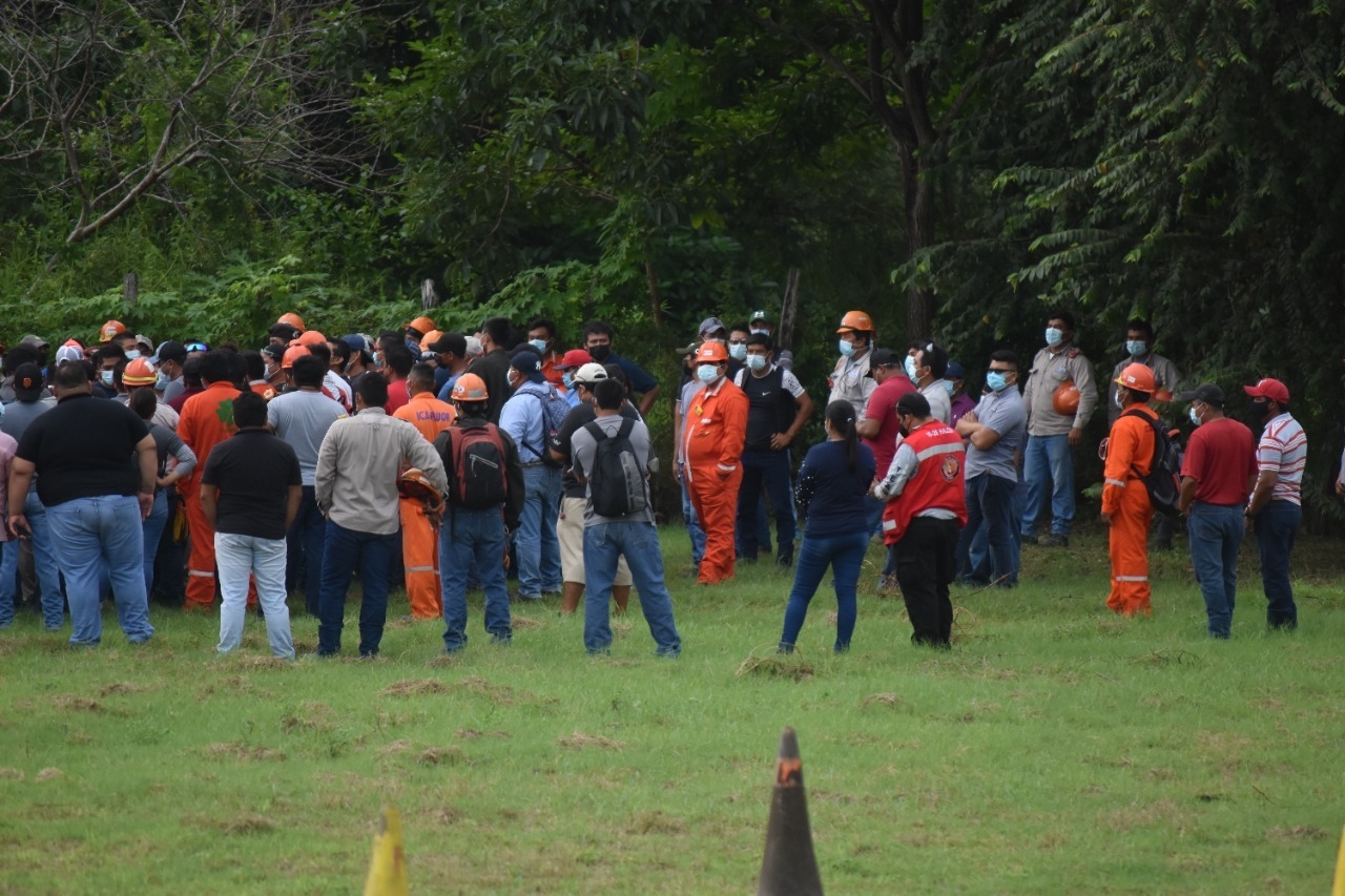 Aseguran que no se niegan a que la empresa lleve a cabo el trabajo de limpieza a la orilla de la carretera, sin embargo, que permita la mano de obra local Aseguran que no se niegan a que la empresa lleve a cabo el trabajo de limpieza a la orilla de la carretera, sin embargo, que permita la mano de obra local