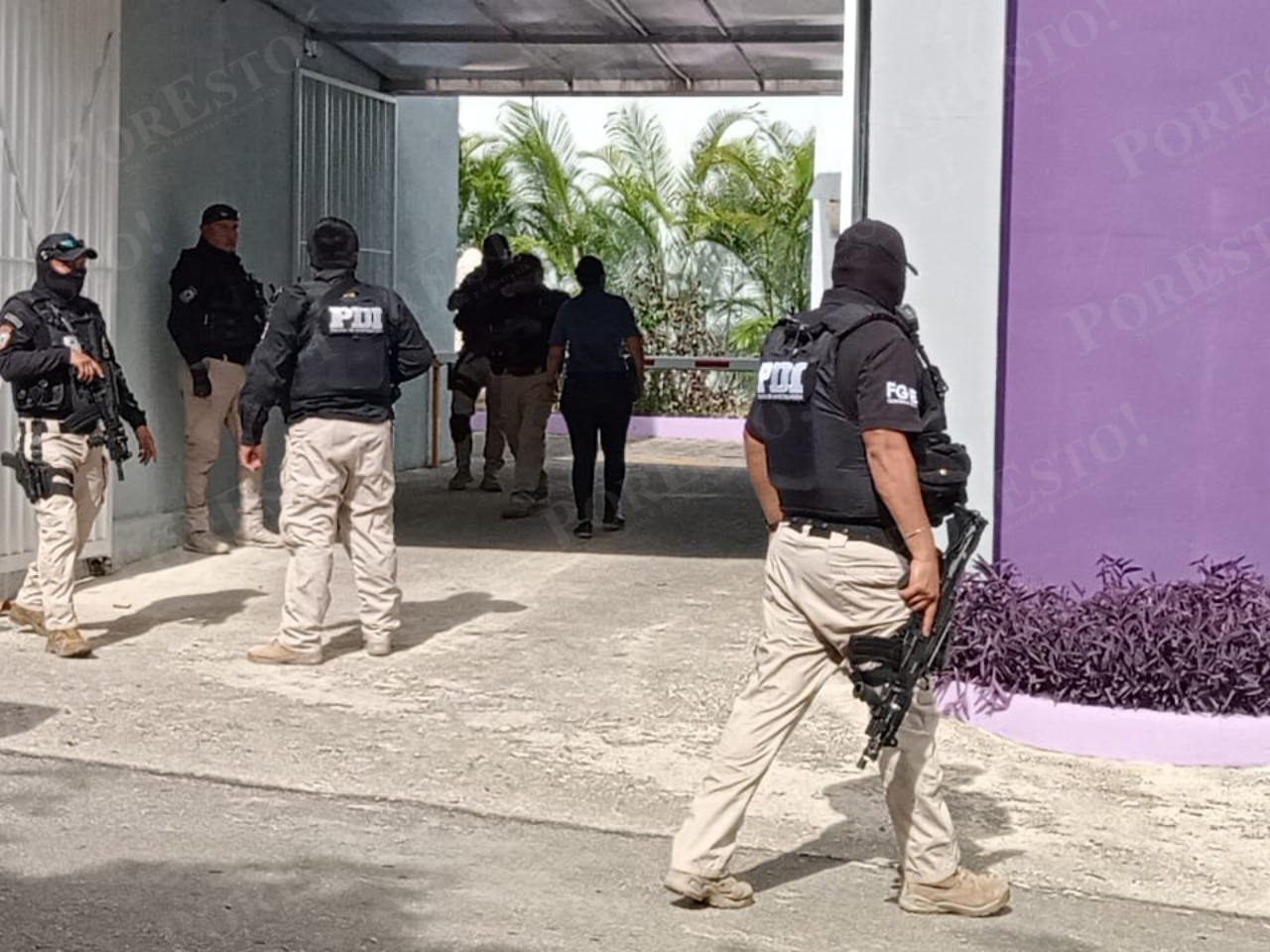Los elementos de la Policíua de Investigación llegaron al motel en la Región 95 de Cancún para intentar detener a los ladrones armados