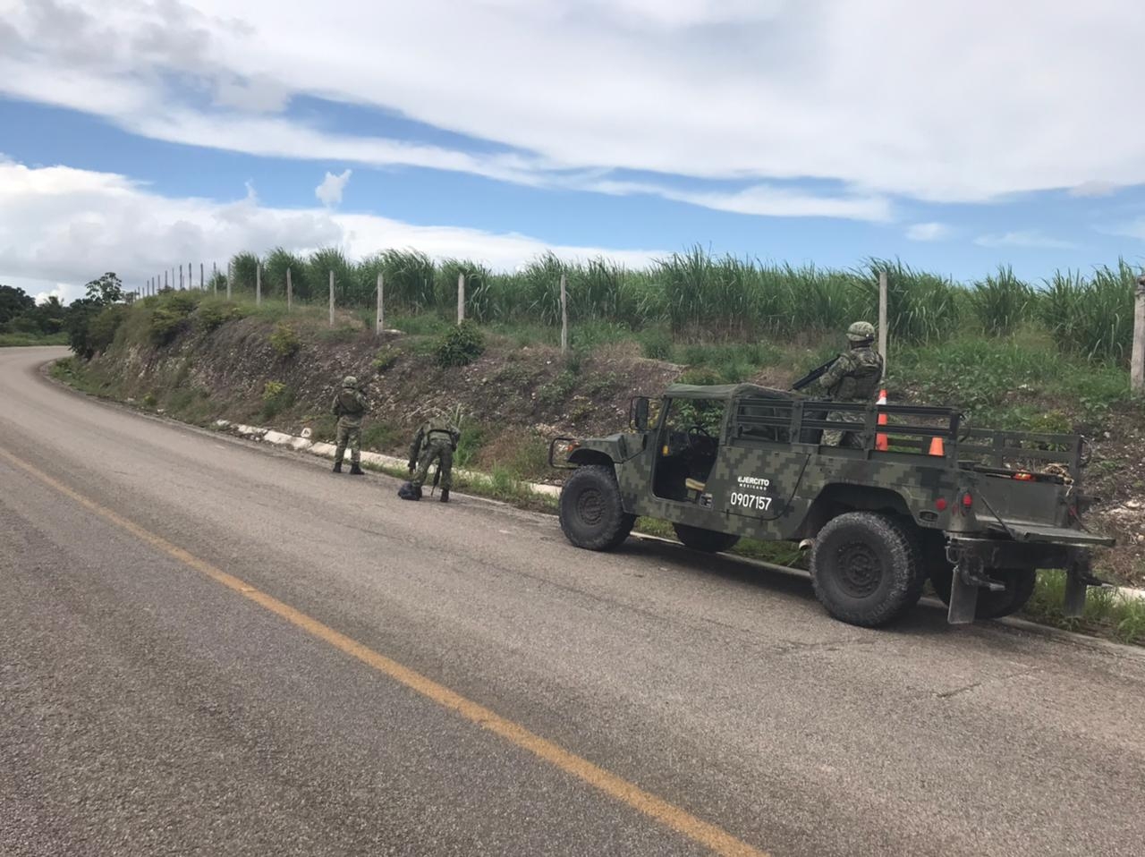 Militares se percataron de la actitud sospechosa de un motociclista y su acompañante, que al verlos, regresaron a Chetumal Militares se percataron de la actitud sospechosa de un motociclista y su acompañante, que al verlos, regresaron a Chetumal