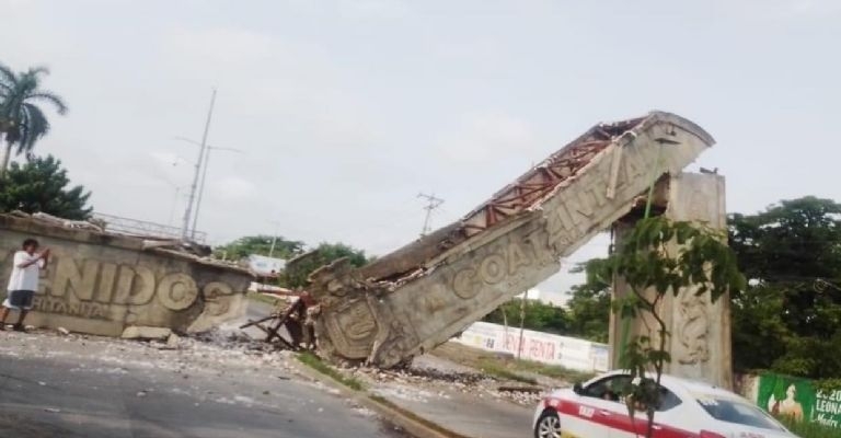 El arco está construido con piezas metálicas, por lo que si representaba un peligro para los automovilistas El arco está construido con piezas metálicas, por lo que si representaba un peligro para los automovilistas
