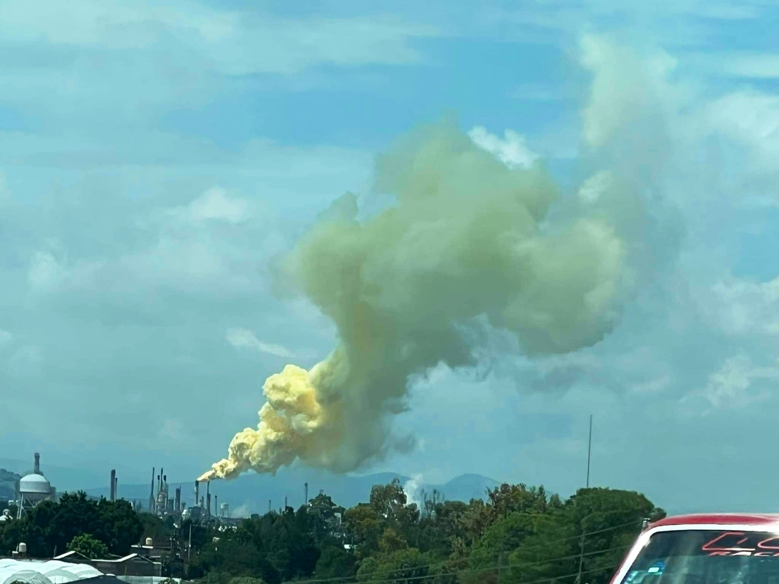 Nube de humo amarrillo en refinería Ing. Antonio M. Amor alerta a pobladores de Salamanca Nube de humo amarrillo en refinería Ing. Antonio M. Amor alerta a pobladores de Salamanca