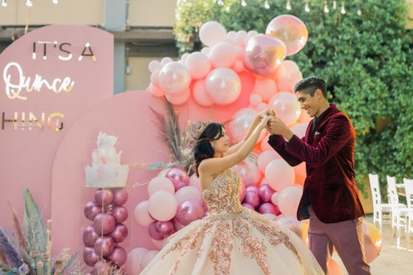 Un chambelán fue quien destacó en el baile de XV años de una joven Un chambelán fue quien destacó en el baile de XV años de una joven
