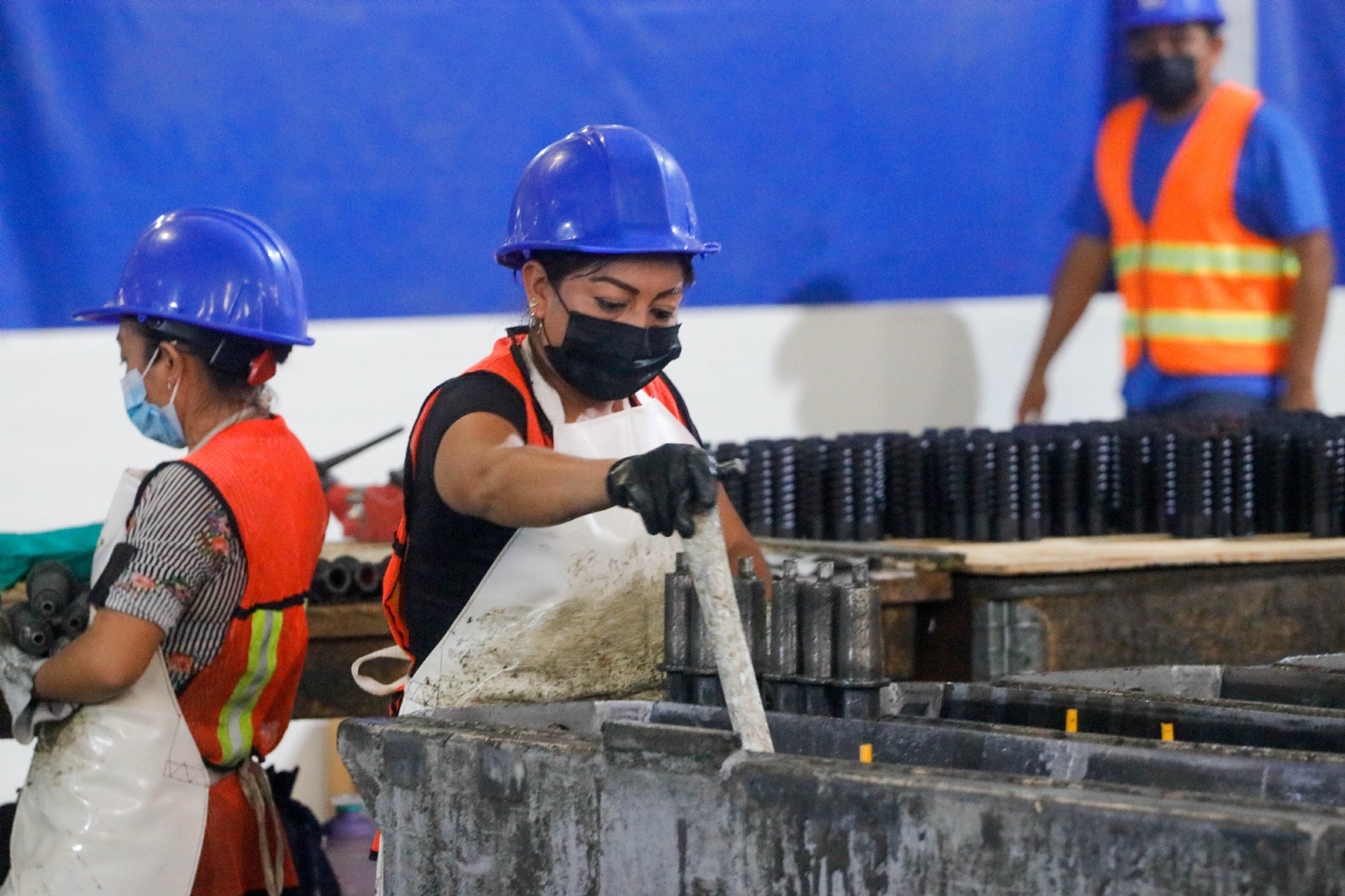 Hay unos 250 empleados en línea de producción y otros 100 más en fletes