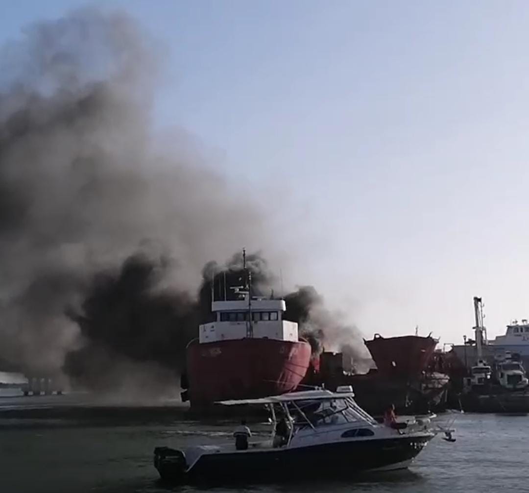 Barco se incendia en el astillero Cuevas en Progreso: EN VIVO Barco se incendia en el astillero Cuevas en Progreso: EN VIVO