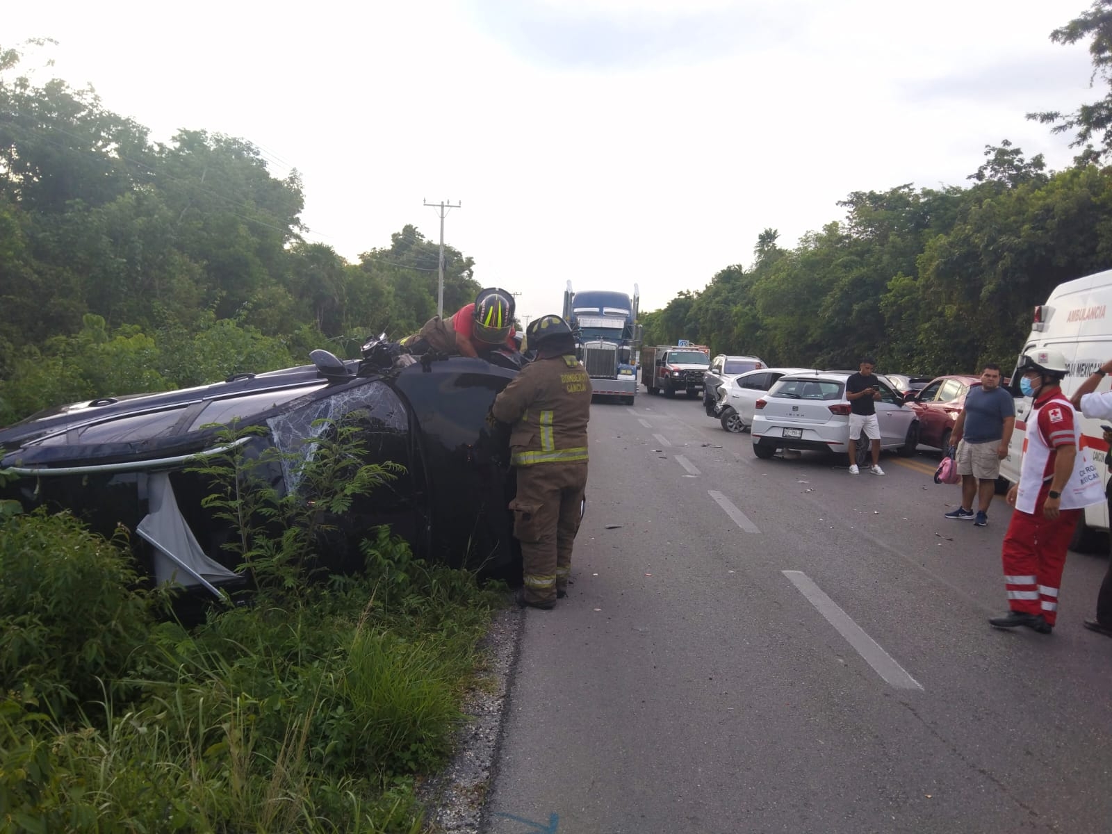 Caos vial tras accidente automovilístico saliendo de Cancún Caos vial tras accidente automovilístico saliendo de Cancún