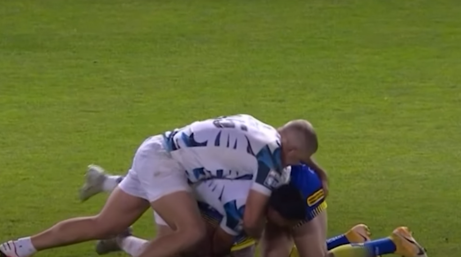 Corey Norman fue hallado culpable por la RFL sobre el intento de ingresar un dedo en el trasero de su rival Oliver Holmes