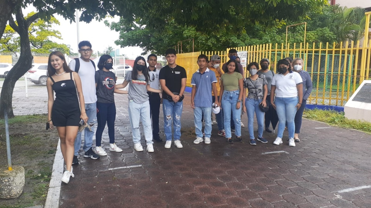 “Son 635 alumnos en general de todo el quinto semestre, y no les quieren mover sus horarios", denuncian padres de familia “Son 635 alumnos en general de todo el quinto semestre, y no les quieren mover sus horarios", denuncian padres de familia