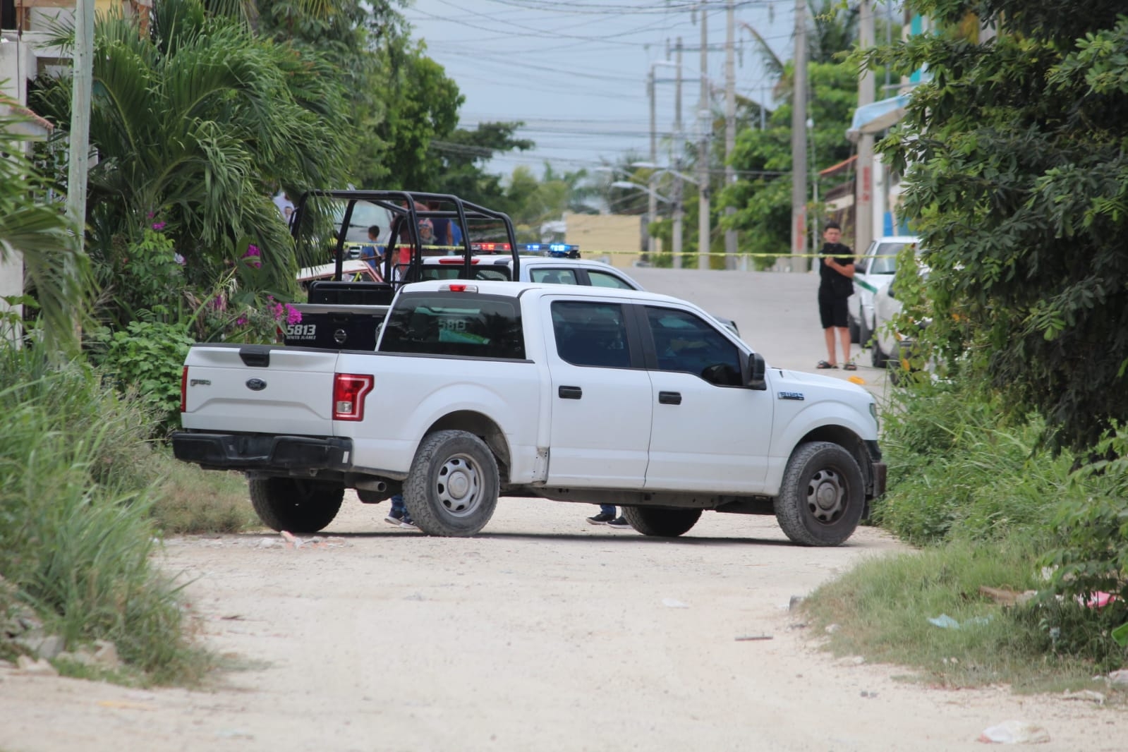 Elementos ministeriales de la FGE Quintana Roo acudieron para realizar las primeras investigaciones sobre el asesinato de un hombre que fue abandonado en la Región 247 Elementos ministeriales de la FGE Quintana Roo acudieron para realizar las primeras investigaciones sobre el asesinato de un hombre que fue abandonado en la Región 247