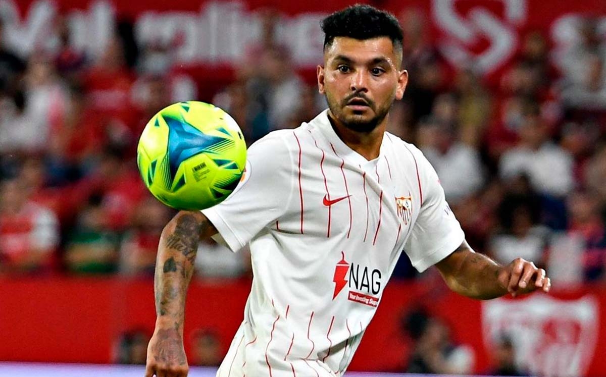 El jugador está abierto a escuchar y analizar las posibles propuestas, a pesar de que "no piensa irse del Sevilla", según su agente El jugador está abierto a escuchar y analizar las posibles propuestas, a pesar de que "no piensa irse del Sevilla", según su agente