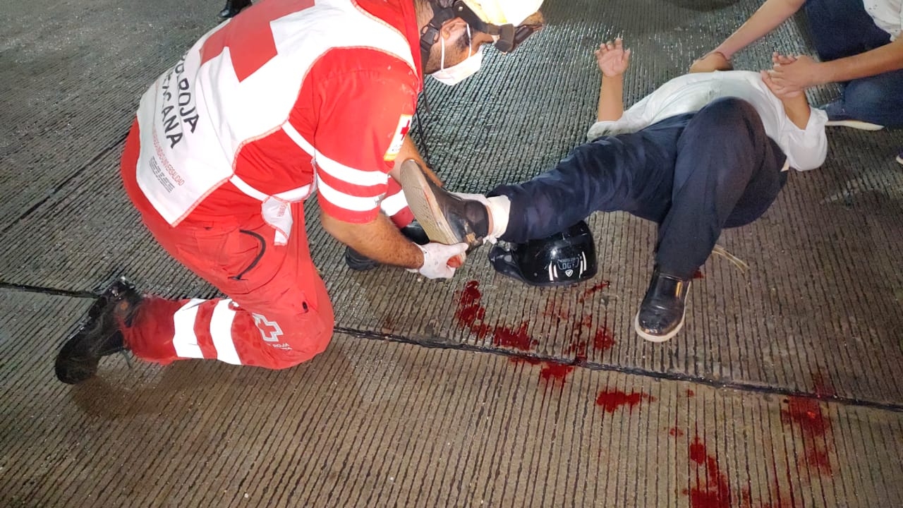 Ebrio arrolla a mujer en motocicleta y le provoca fractura expuesta en Ciudad del Carmen