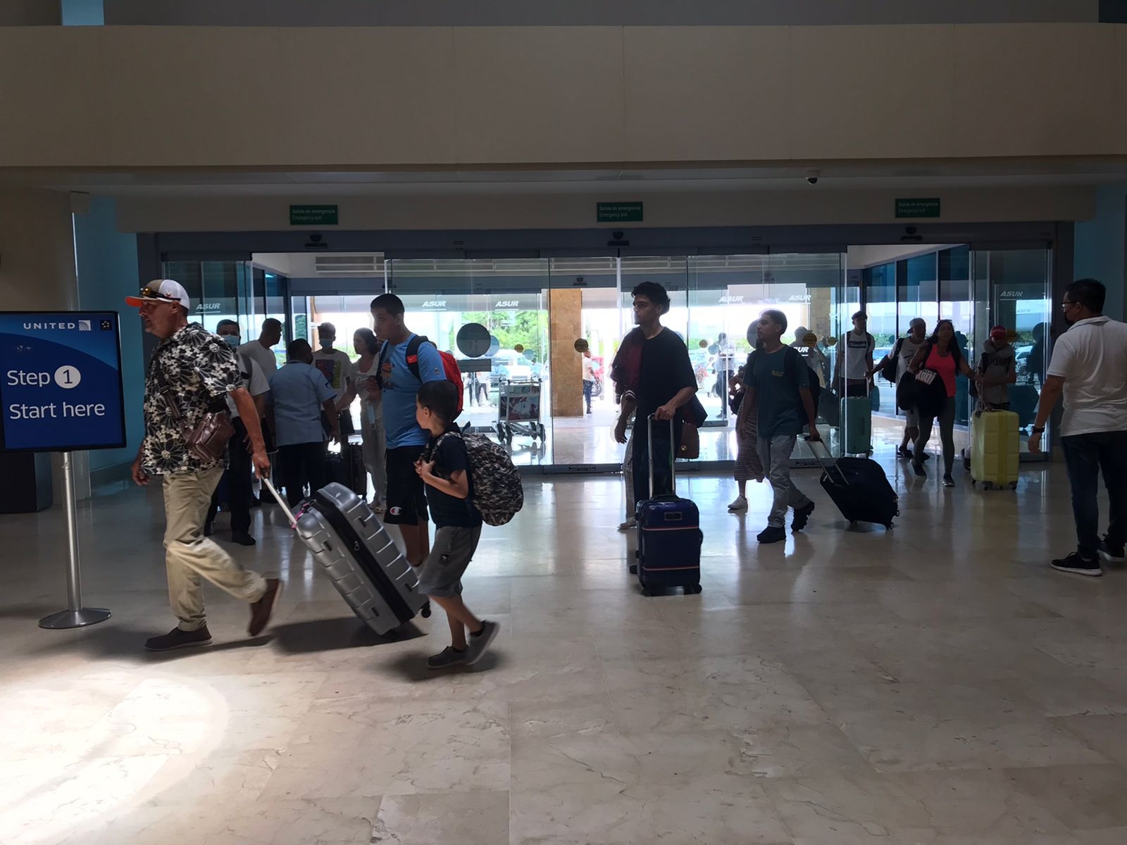 Los pasajeros de los vuelos atrasados en Cancún acudieron a sus aerolíneas para saber sus nuevos horarios de salida del Caribe Mexicano