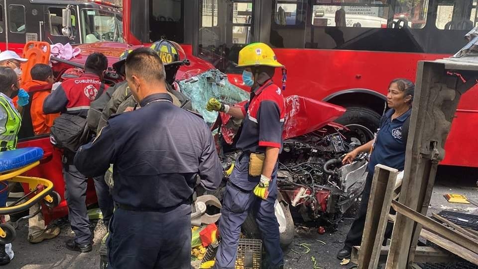 Cinco personas fueron hospitalizadas por el accidente en CDMX Cinco personas fueron hospitalizadas por el accidente en CDMX