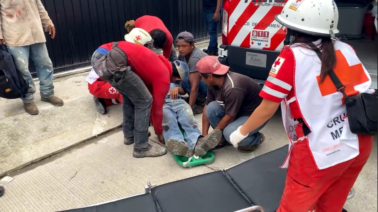 Paramédicos trasladaron al hombre a un hospital, ya que se quejaba de fuerte dolor