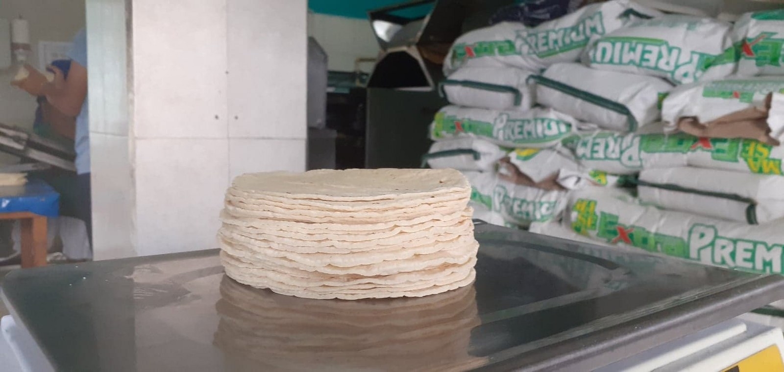 El sector industrial señaló que el ajuste al precio de la tortilla fue debido al alza continua en las materias primas con las que trabajan de manera diaria