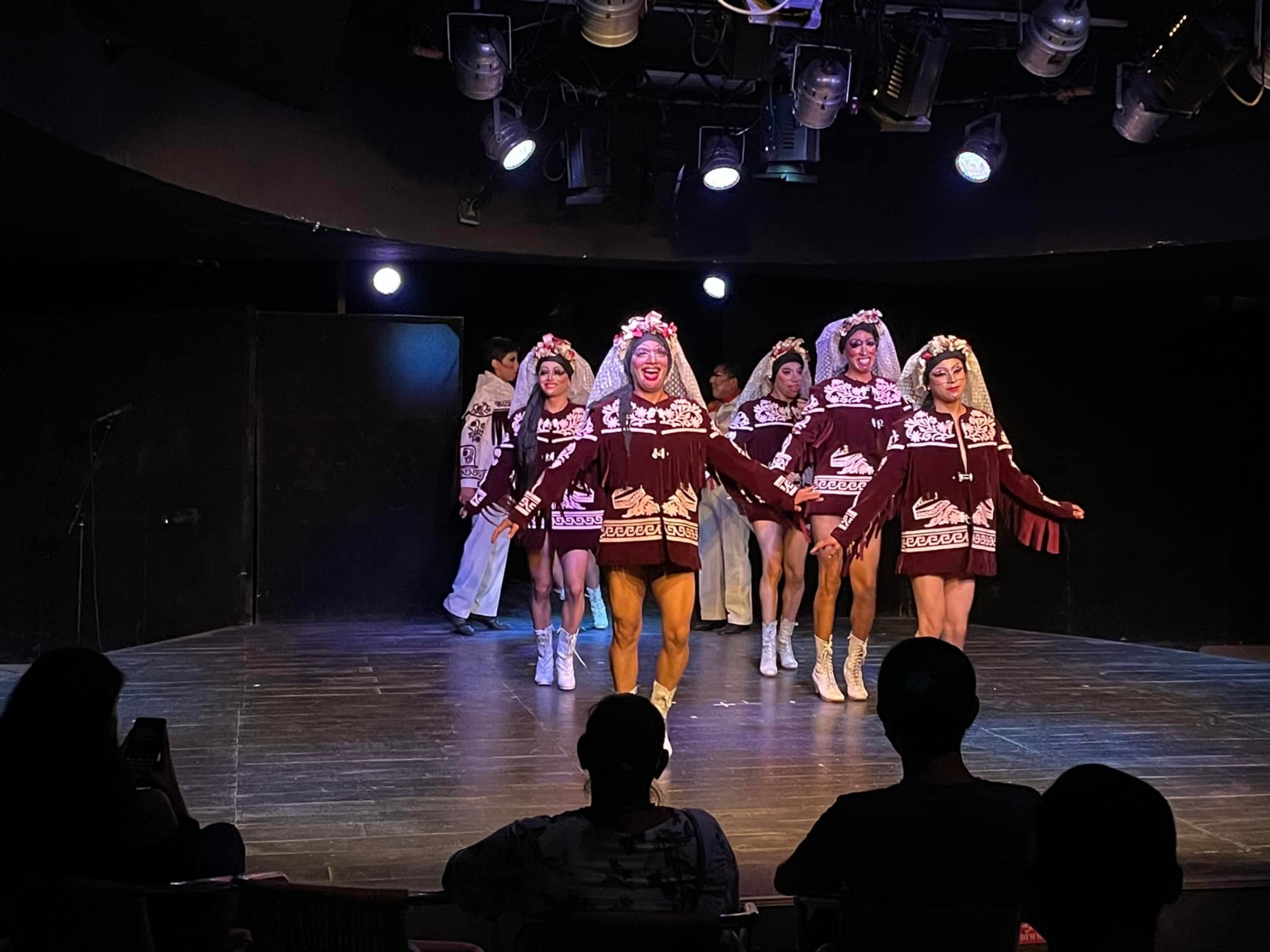México de Colores se conforma por hombres que utilizan vestuarios femeninos para bailar folklore mexicano