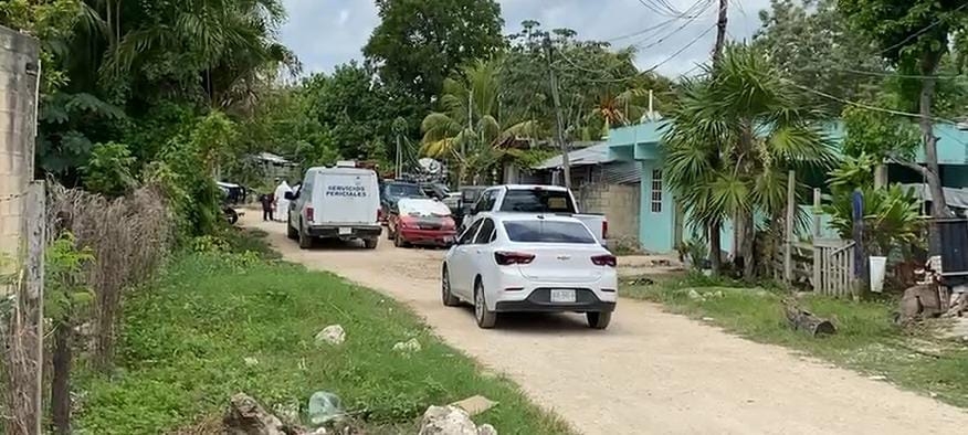 Policías y personal de Servicios Periciales acudieron a levantar el cadáver del hombre que fue privado de la vida a balazos en Cancún