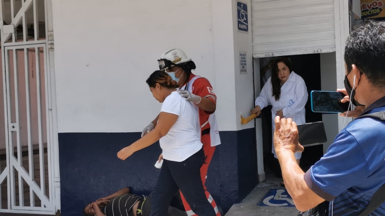 Al lugar llegaron paramédicos de la Cruz Roja para darles atención