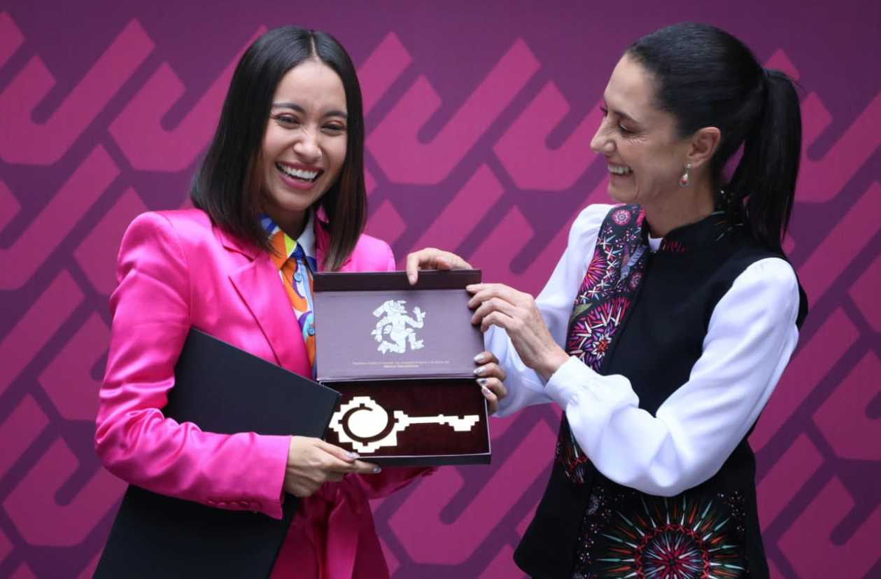 La jefa de Gobierno de la CDMX entregó un reconocimiento y la llave de la ciudad a la primera mexicana en en visitar el espacio