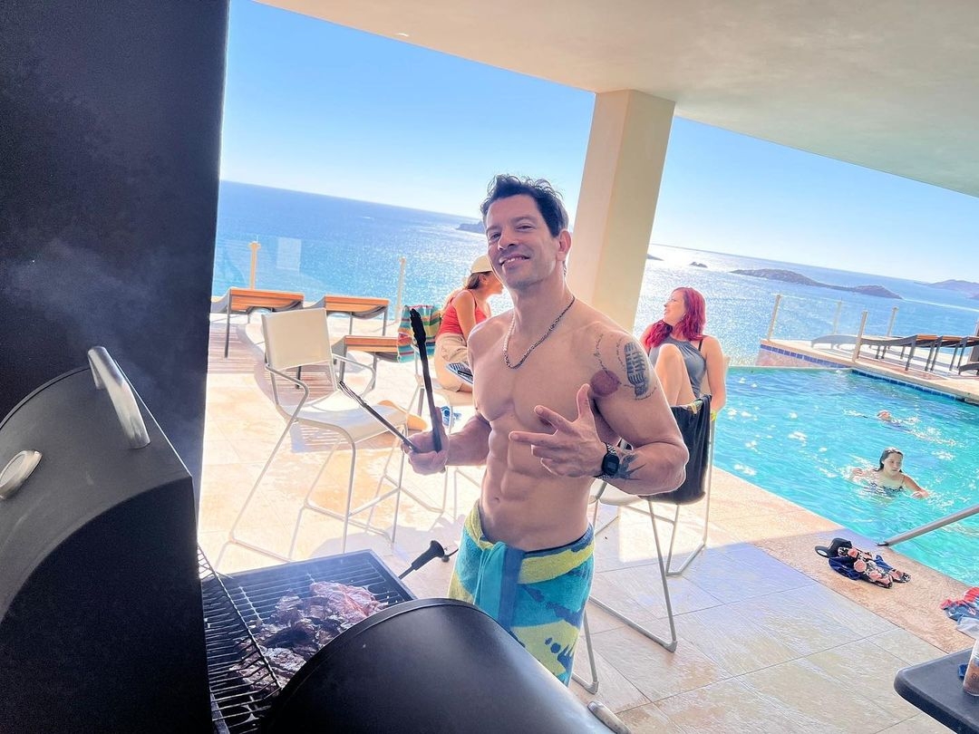 Yahir comparte su hogar con sus amigos para divertirse. Foto: Especial