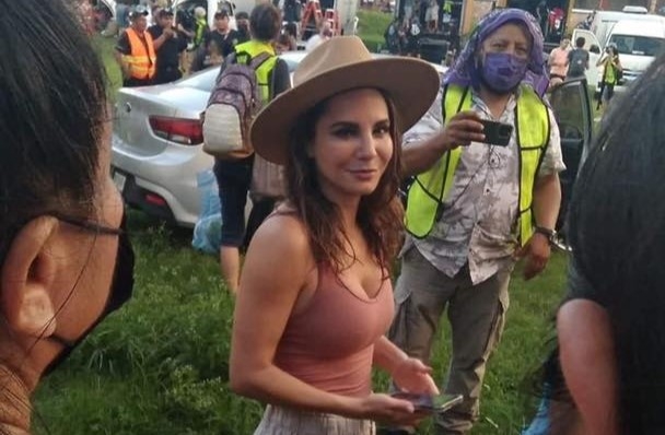 Martha Higareda se mostró accesible con la gente. Foto: Facebook Yudit TZ