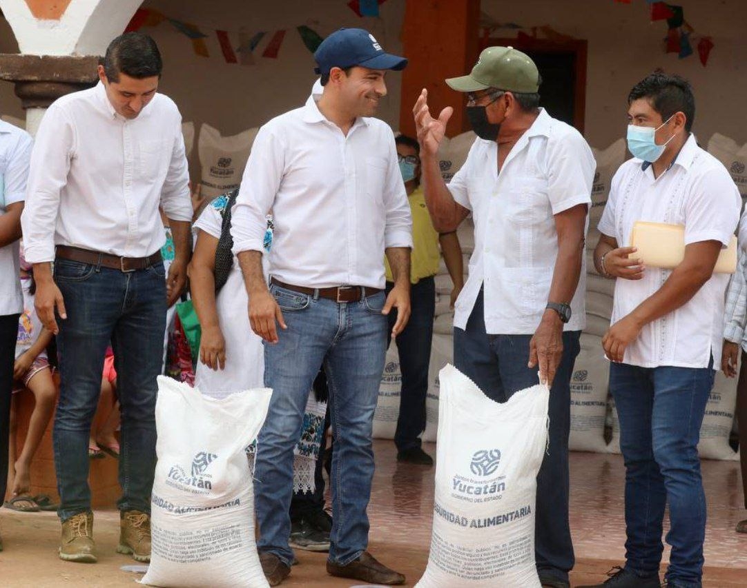 Además de la entrega de maíz, otorgó apoyos para la Casa Ejidal de Kinil