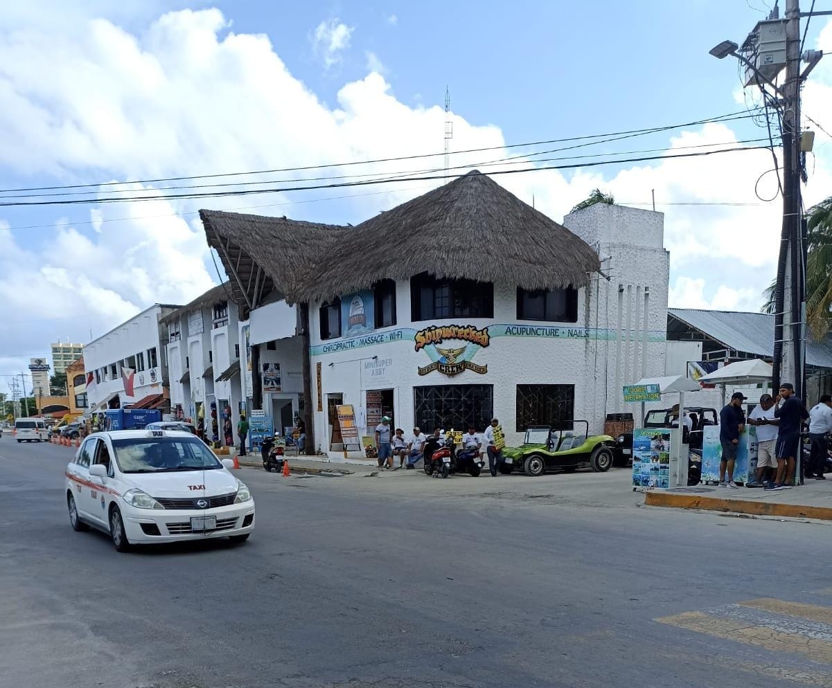 Testigos del hecho referenciaron que los comisionistas pararon la agresión física contra el hombre al ver la llegada de la Policía de Cozumel Testigos del hecho referenciaron que los comisionistas pararon la agresión física contra el hombre al ver la llegada de la Policía de Cozumel